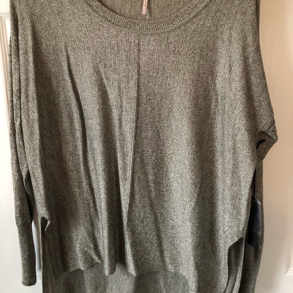 Green T-shirt/sweater